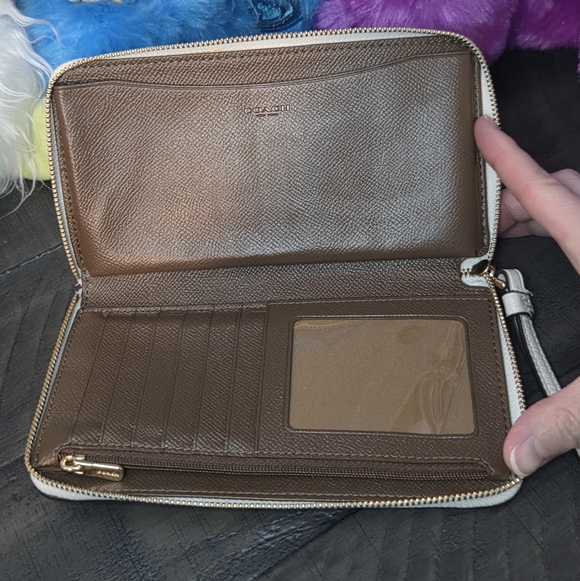 Coach Jes Large Phone Wallet With Horse And Carriage Chalk/Gold F75908 EUC - Picture 9 of 12